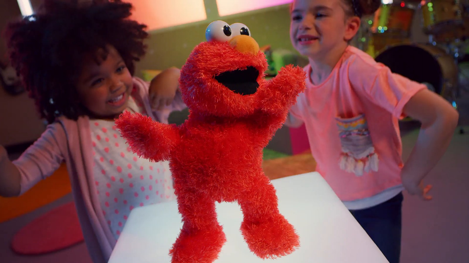 Elmo performing with two children in the Headstart commercial